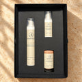 Caja de la Colección de Péptidos Antiedad de Albavelle con la crema facial, el contorno de ojos y el sérum.