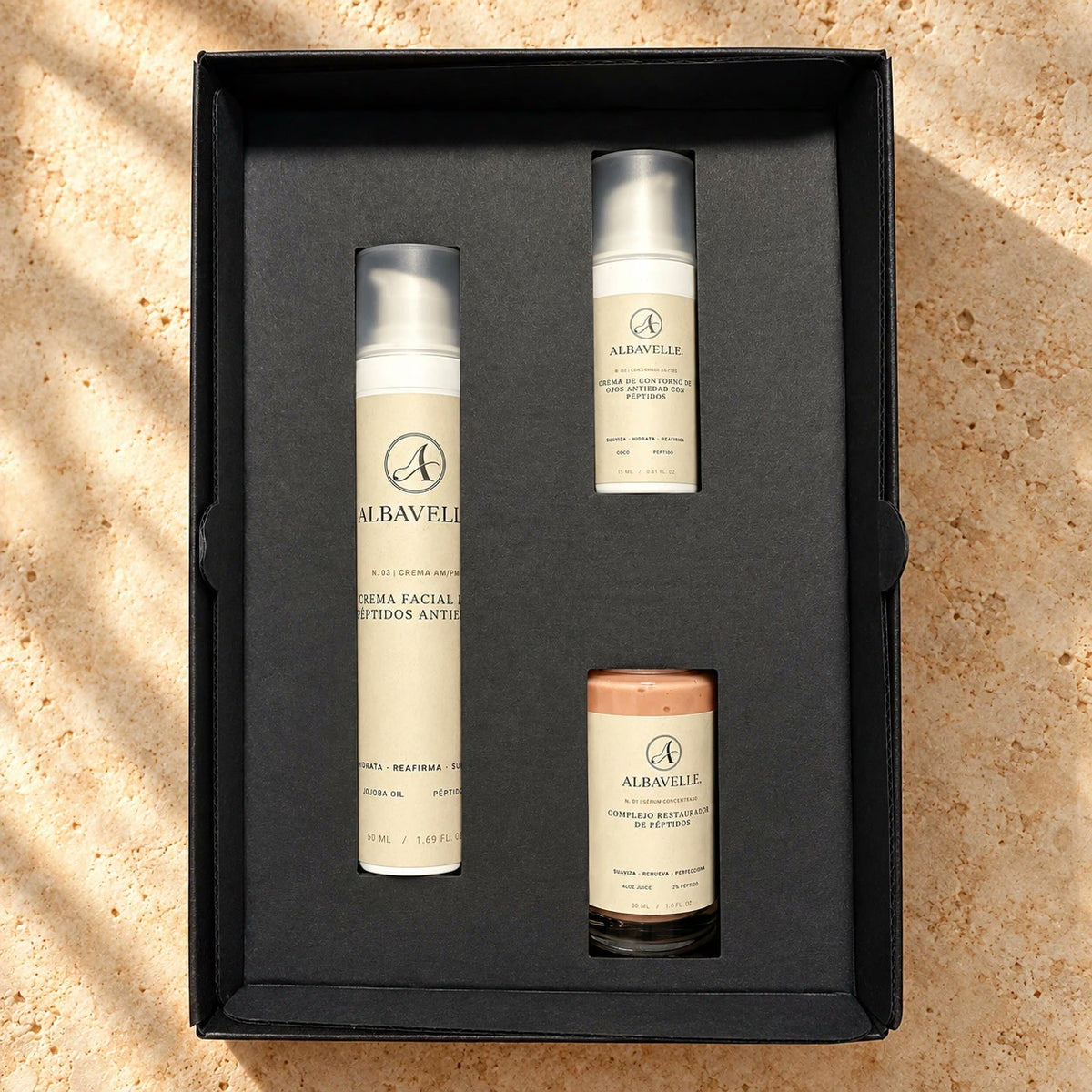 Caja de la Colección de Péptidos Antiedad de Albavelle con la crema facial, el contorno de ojos y el sérum.