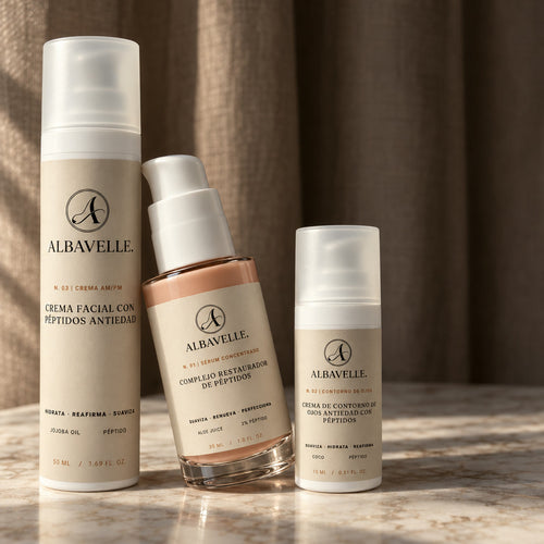 Los tres productos de la Colección de Péptidos Antiedad de Albavelle: crema facial, sérum y contorno de ojos.