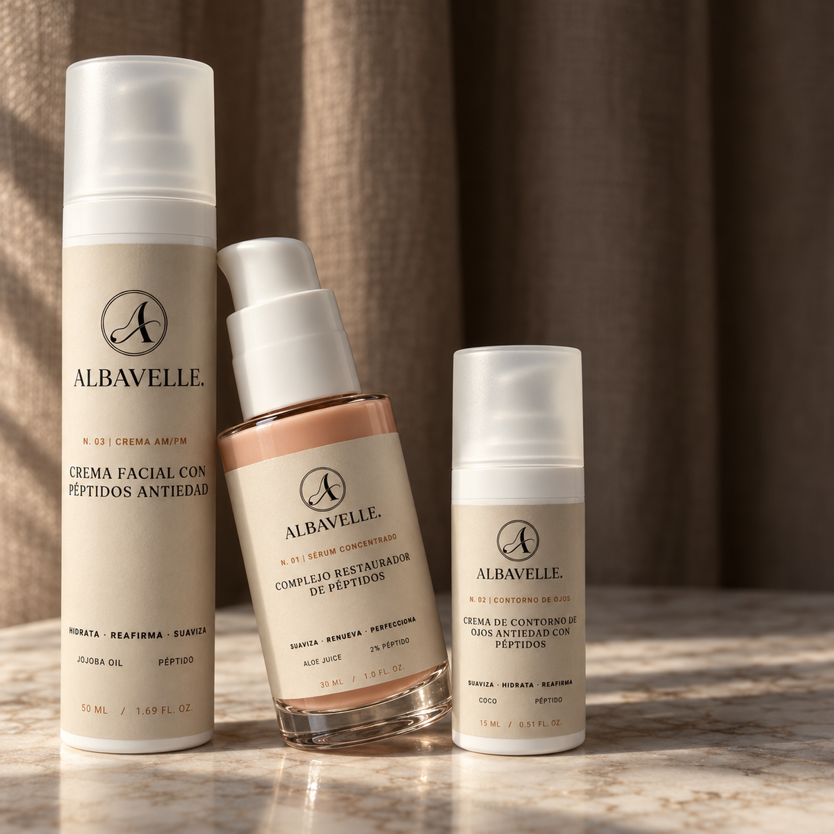 Tres productos de la colección de péptidos Albavelle sobre piedra: crema 50 ml, sérum 30 ml y contorno 15 ml. Campaña IA.